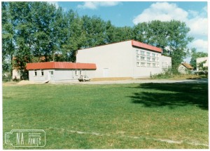 Koniec lat 90. Widok na salę gimnastyczną przy szkole podstawowej w Radwanicach